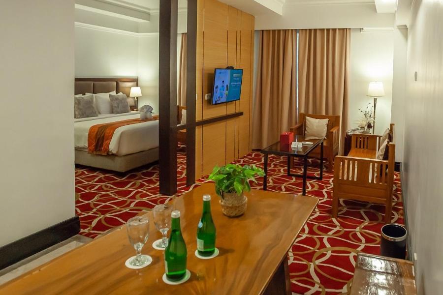 Hotel Grand Q Gorontalo Exterior foto